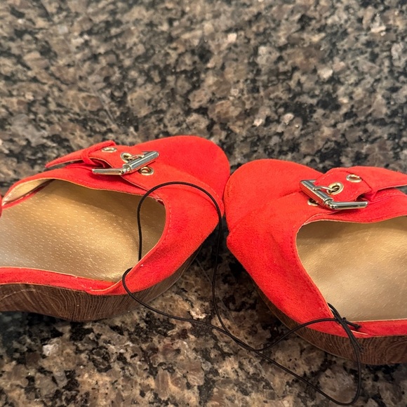 G by Guess Red Platform Heels NWT 10 - Picture 5 of 11